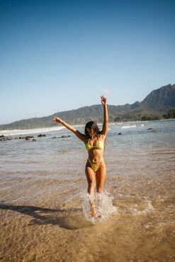 Darby Top - Tropicale -VANA Apparel Store 240118 skatie 10299 Edit fc625c69 afec 429e a256 7b6a3715c525